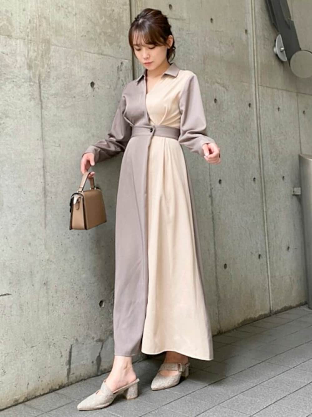 ベージュ系のワンピース、ブラウン系のパンプスを着用したレディースの秋コーディネートの1枚目の写真