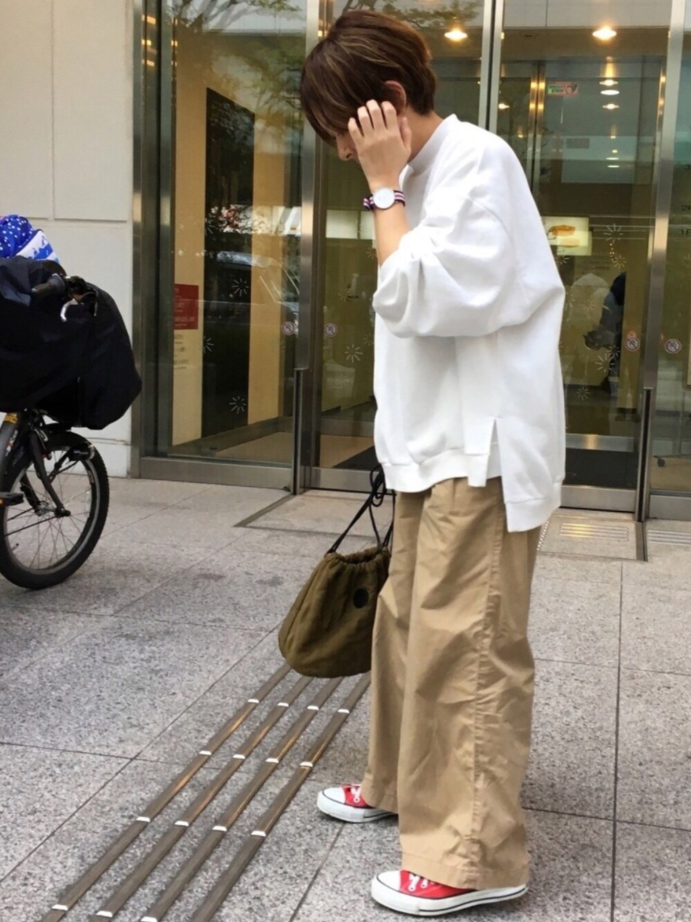 「カジュアルコーデ、シンプル、春コーデ、ゆるコーデ、スウェット、ワイドパンツ、オーバーサイズ、ラクチンコーデ、ショートヘア、コンバース」｜「GUのアイテム（スウェット、ホワイト系）」を使った、るみっぺさん（レディース・150cm）の春コーディネートの1枚目の写真