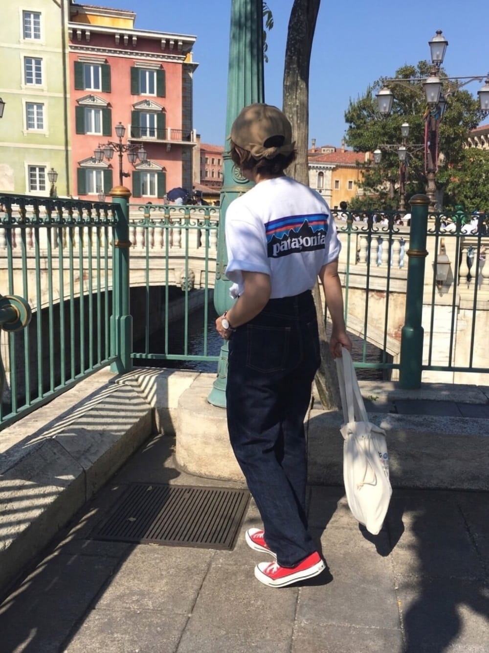 「patagonia、低身長、白Tシャツ、ゆるコーデ、ショートヘア、デニムパンツ、ママファッション、ディズニーコーデ、シンプル、夏」｜「patagoniaのパタゴニア / メンズ・P-6ロゴ・レスポンシビリティー（Tシャツ/カットソー、ホワイト系）」を使った、るみっぺさん（レディース・150cm）の春コーディネートの1枚目の写真