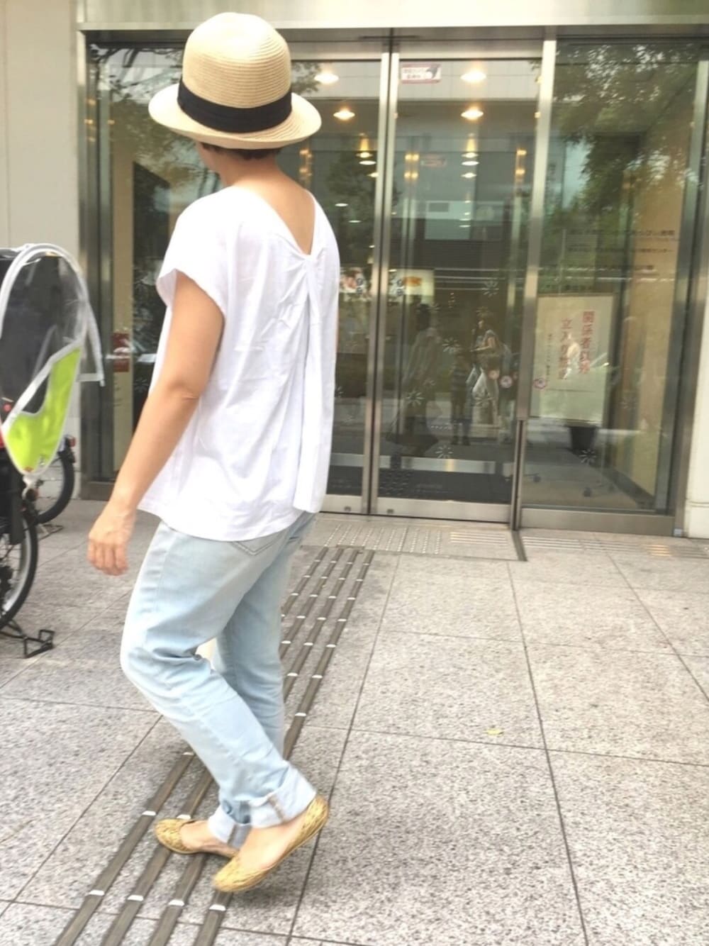 ホワイト系のTシャツ/カットソー、ブルー系のデニムパンツ、ゴールド系のサンダルを着用したレディースの夏コーディネートの1枚目の写真
