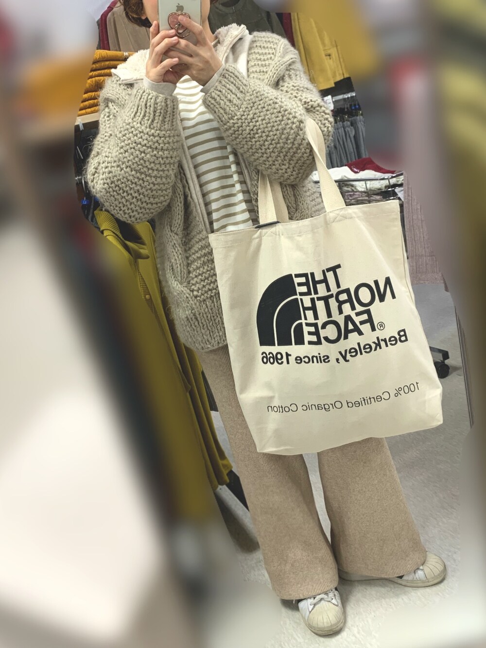 ベージュ系のTシャツ/カットソー、ベージュ系のカーディガン/ボレロ、ベージュ系のパンツを着用したレディースの冬コーディネートの1枚目の写真