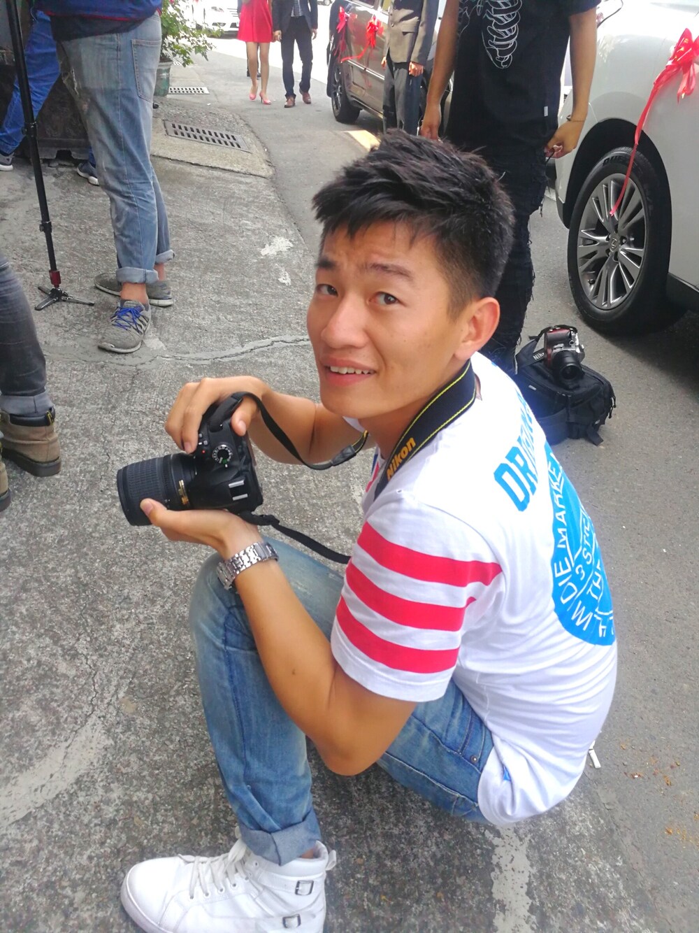 「外拍、攝影、網帥」｜「nikonのアイテム（トラベルグッズ、ブラック系）」を使った、Easonさん（メンズ・173cm）の夏コーディネートの1枚目の写真