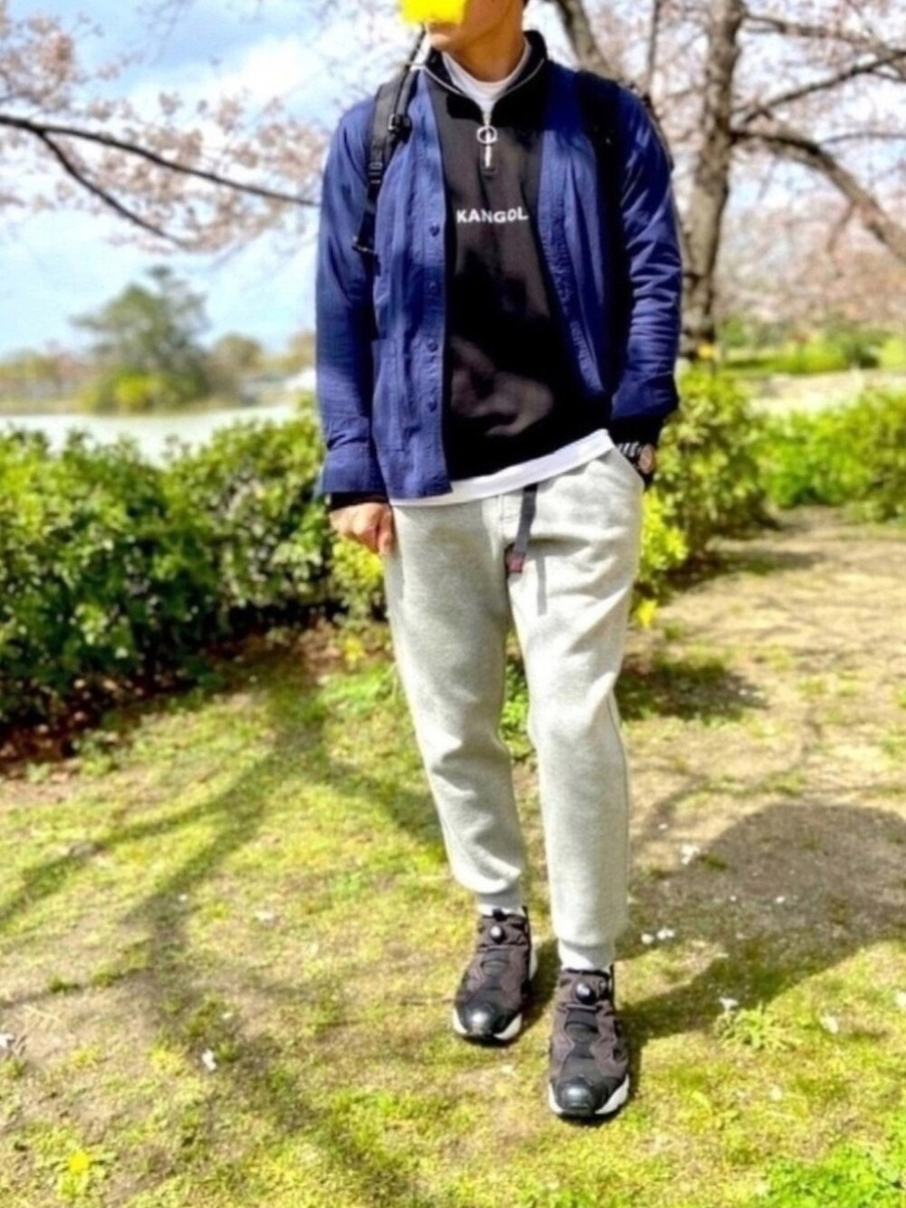 ブラック系のスニーカー、グレー系のその他パンツ、ホワイト系のTシャツ/カットソーを着用したメンズの春コーディネートの1枚目の写真