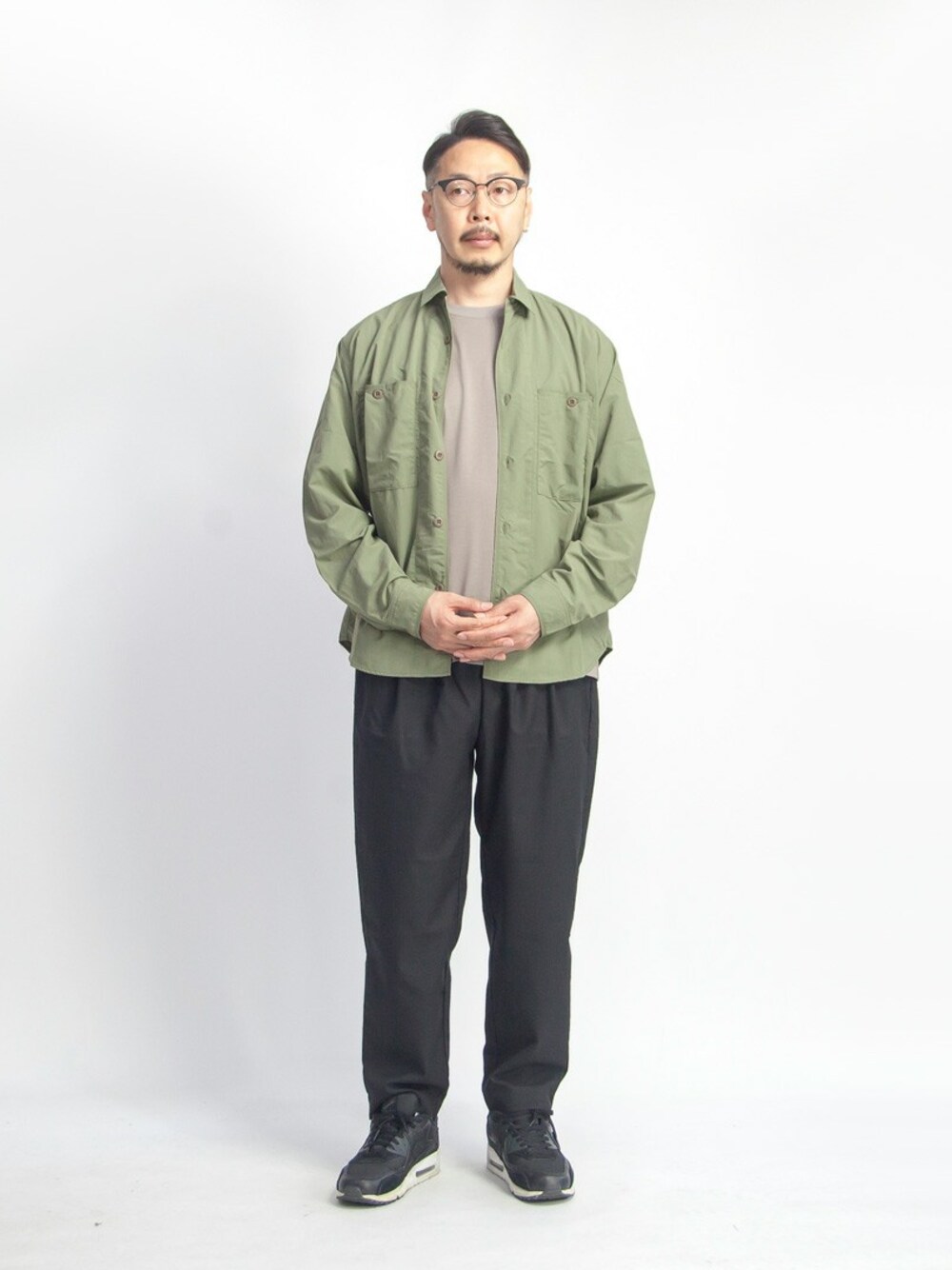 グリーン系のシャツ/ブラウス、グレー系のTシャツ/カットソー、ブラック系のその他パンツを着用したメンズの夏コーディネートの1枚目の写真