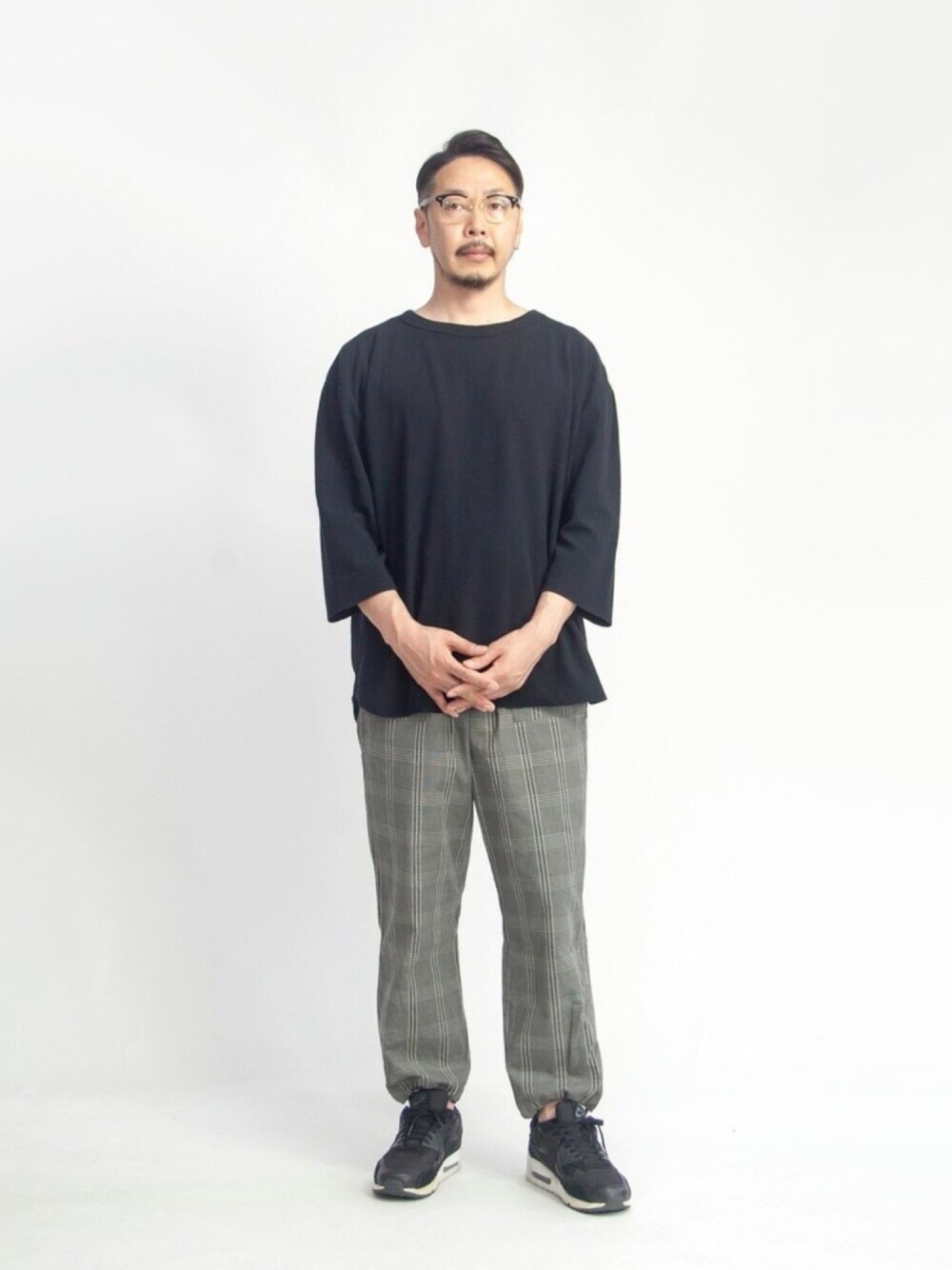 「MANUAL ALPHABET、大人カジュアル、チェックパンツ、エアマックス、メガネ男子、ラフコーデ、have a good day、マニュアルアルファベット、チェック、モノトーン」｜「have a good dayのhave a good day ワッフルサーフニット 7分袖カットソー （Tシャツ/カットソー、ブラック系）」を使った、MARC ARROWS 安岡さん（メンズ・170cm）の夏コーディネートの1枚目の写真
