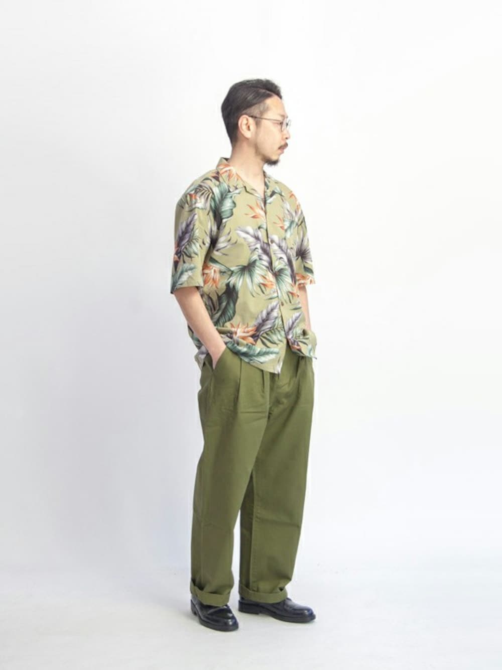 ベージュ系のシャツ/ブラウス、ブラック系のチノパンツ、ブラウン系のメガネを着用したメンズの夏コーディネートの1枚目の写真