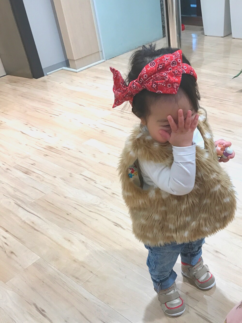 「プチプラ、おんなのこ、kids、スニーカー、デニム、シンプル、ヘアーアクセ、お気に入り」｜「GLOBAL WORKの【キッズ】リボンカチューシャ/744789（カチューシャ、レッド系）」を使った、だん♡かほさん（キッズ・90cm）の春コーディネートの1枚目の写真
