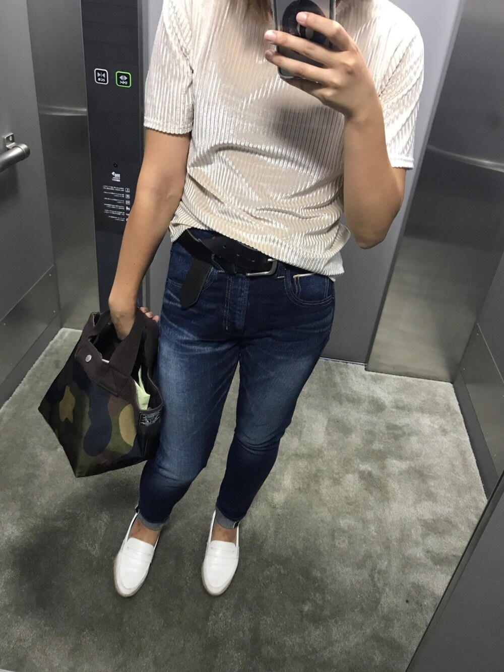 「通勤コーデ、ママコーデ、記録用」｜「Ungridの 【Casual】ﾒﾀﾘｯｸﾛｰﾌｧｰ （ローファー、ホワイト系）」を使った、だん♡かほさん（レディース・155cm）の秋コーディネートの1枚目の写真