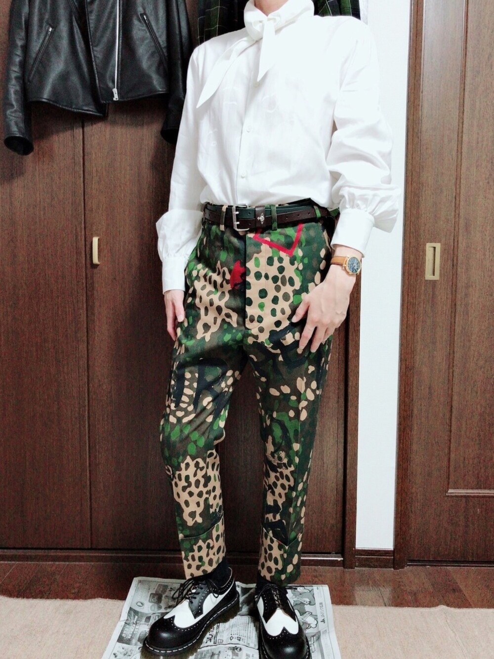 その他のパンツ、ホワイト系のシャツ/ブラウス、ホワイト系のシューズを着用したメンズの夏コーディネートの1枚目の写真