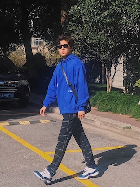 「rolarolaのアイテム（パーカー、ブルー系）」を使った、woosung_dさん（メンズ・175cm）の秋コーディネート