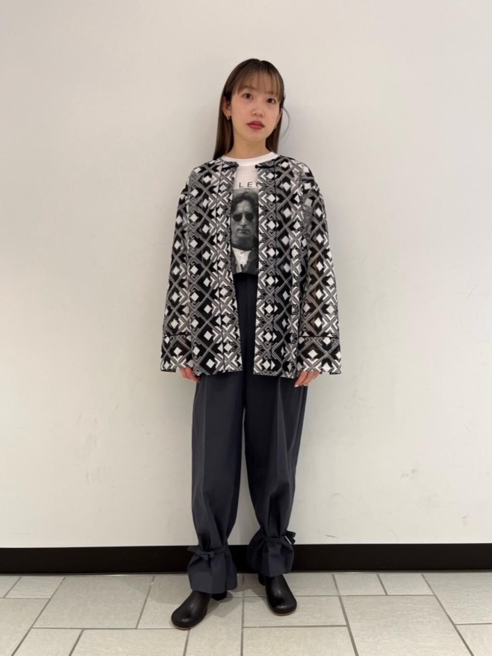 「トレンド、Tシャツ/カットソー、RECOMMEND  ITEM STYLING、EXCLUTIVE ITEM STYLE、T SHIRTS STYLE、SPRING SHIRTS STYLE、ぱんつ」｜「nereanaの＜nereana＞レザー アシンメトリー ミュール（サンダル、ブラック系）」を使った、丸岡　愛美さん（レディース・159cm）の冬コーディネートの1枚目の写真