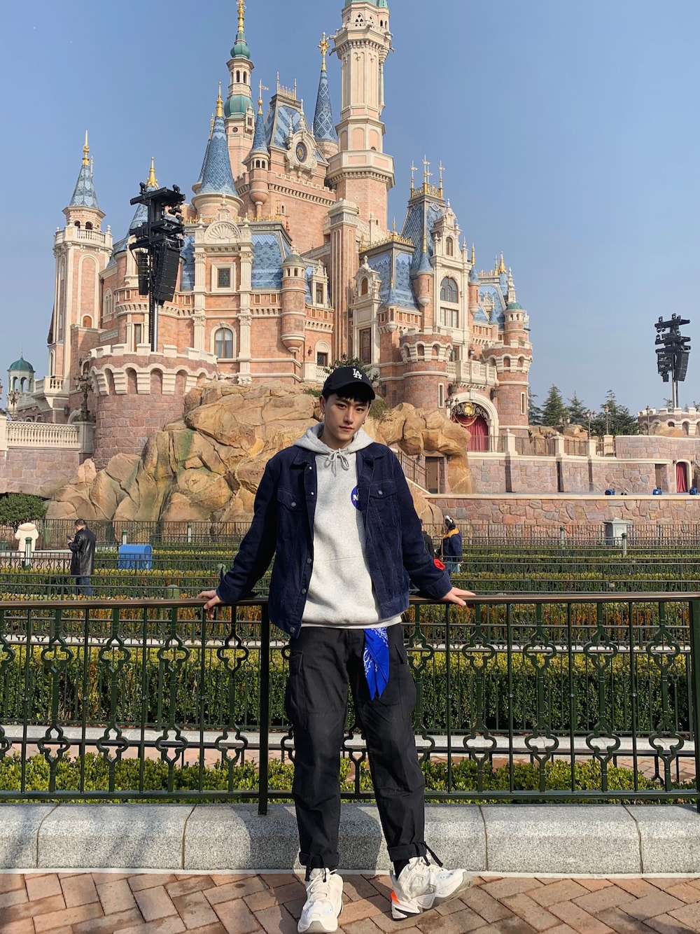 「迪士尼乐园」｜「H&Mのアイテム（アンダーウェア、その他）」を使った、苏正希さん（メンズ・177cm）の春コーディネートの1枚目の写真