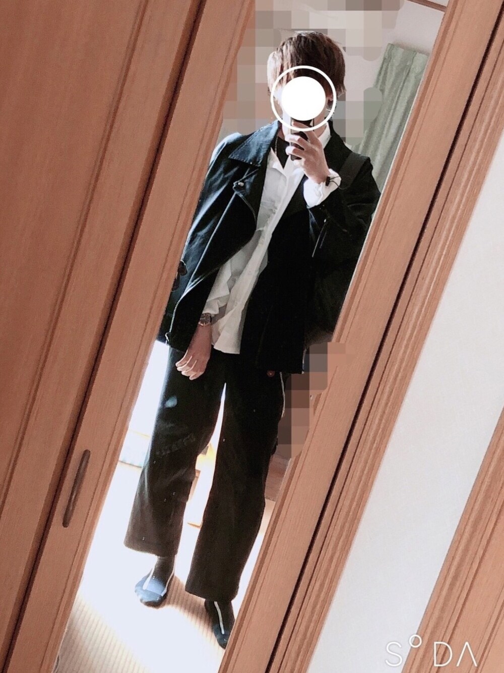 「モノトーンコーデ、黒好き、白シャツ」｜「INTER FACTORYのファッションインフルエンサー SHOTA × INTER FACTORY　コード付きシャツ（シャツ/ブラウス、ホワイト系）」を使った、Ryoさん（メンズ・187cm）の春コーディネートの1枚目の写真