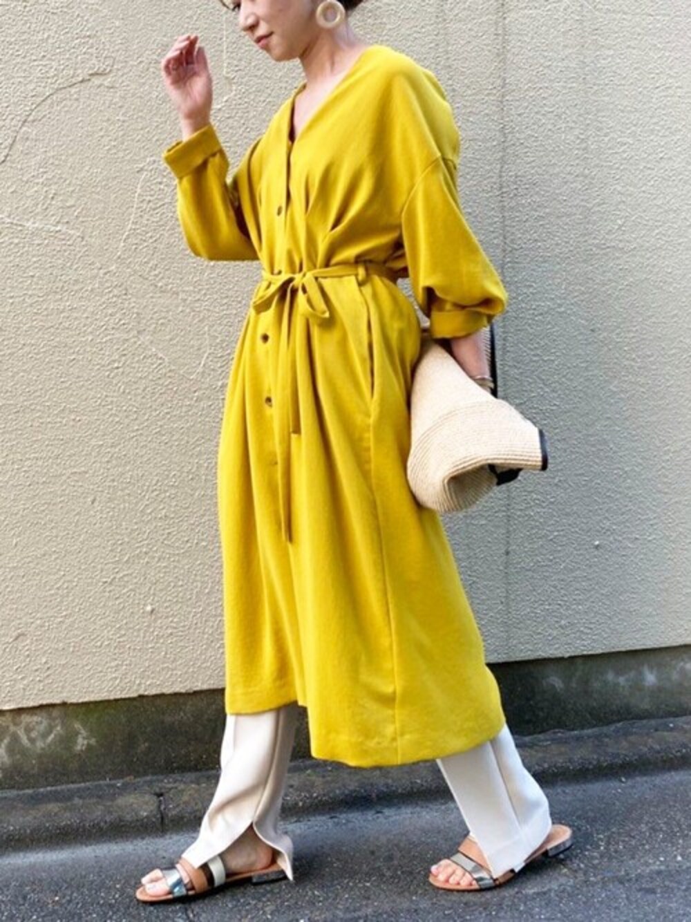 「ワンピース、イエロー、レイヤードスタイル、ウエストマーク、パンツスタイル、シンプルコーデ、ビタミンカラー、Liesse、スリットパンツ、リエス」｜「Liesseのスッキリ美脚パンツ（その他パンツ、ホワイト系）」を使った、Liesse STAFFさん（レディース・158cm）の夏コーディネートの1枚目の写真