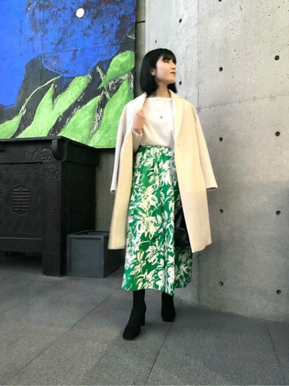 「フレアスカート、花柄、冬コーデ、カラースカート、大人カジュアル、きれいめカジュアル、大人女子、花柄スカート、グリーンコーデ」｜「Liesseのサスティナウールビーバーゆるチェスターコート（チェスターコート、ホワイト系）」を使った、Liesse STAFFさん（レディース・162cm）の冬コーディネートの1枚目の写真
