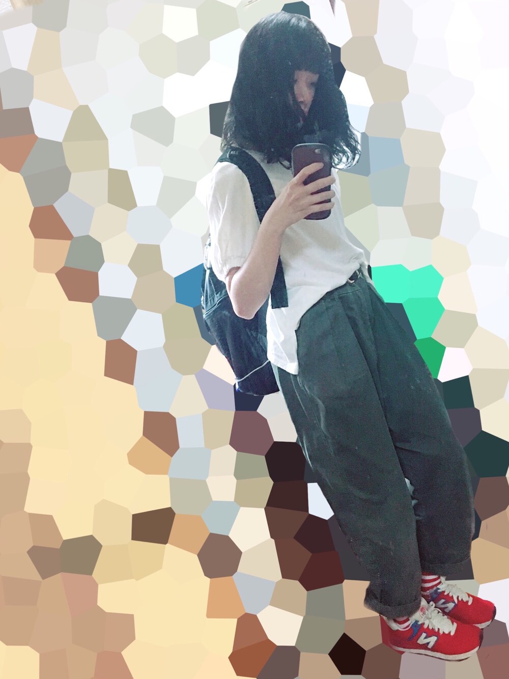 「シンプルコーデ、白×カーキ、チノパン、テーパードパンツ、marimekko、ＢＵＤＤＹ、黒リュック、赤白ボーダー、スニーカー、New Balance」｜「earth music&ecologyの・ボリュームプルオーバー（Tシャツ/カットソー、ホワイト系）」を使った、サツコさん（レディース・158cm）の春コーディネートの1枚目の写真