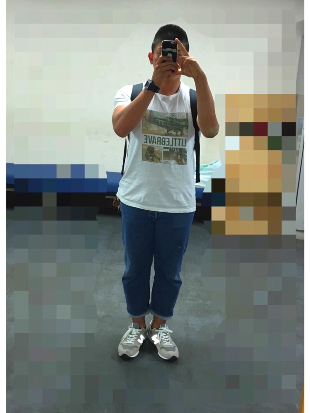 ホワイト系のTシャツ/カットソー、ブルー系のデニムパンツ、グレー系のスニーカーを着用したメンズの春コーディネートの1枚目の写真