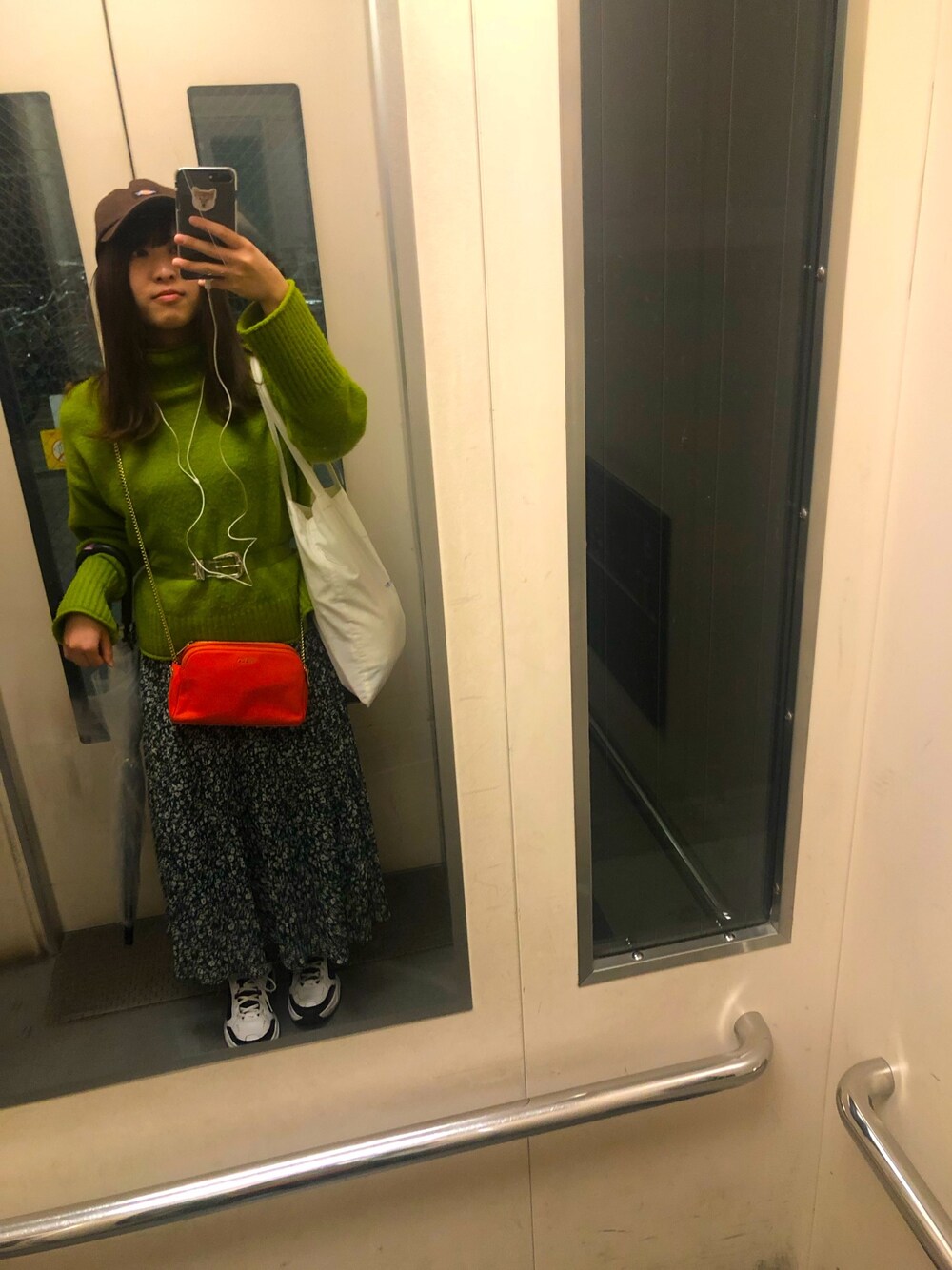 「パステル映える春、air monarch、モナーク、ナイキ、NIKE、オレンジ、黄緑、ディッキーズ(Dickies)、クリアベルト、春コーデ」｜「GRLのハイネックニットトップス（ニット/セーター、グリーン系）」を使った、Yunaさん（レディース・160cm）の春コーディネートの1枚目の写真