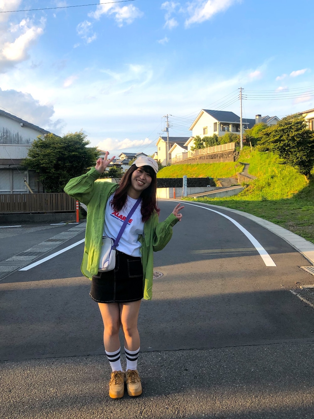 「エクストララージ、グレイル、グリーン、ピスタチオ、stussy、NIKE、ナイキ、XLARGE、spring」｜「XLARGEのS/S TEE WAREHOUSE（Tシャツ/カットソー、ホワイト系）」を使った、Yunaさん（レディース・160cm）の春コーディネートの1枚目の写真