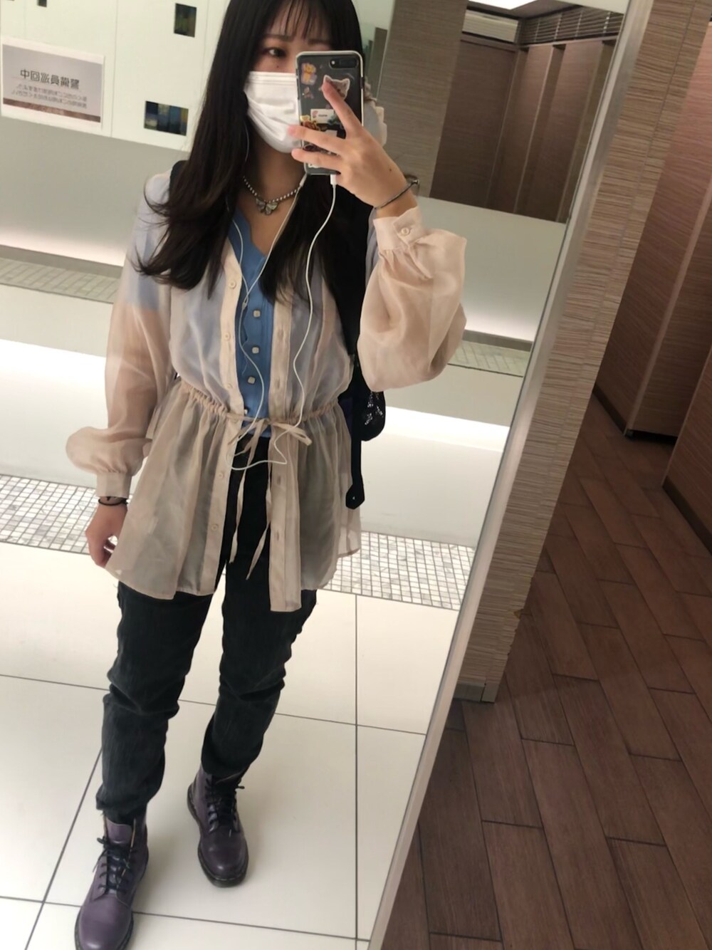 「ドクターマーチン、Dr.Martens、蝶々、シャツ、シアーシャツ、秋のコーデ」｜「RETRO GIRLのアイテム（トップス、ベージュ系）」を使った、Yunaさん（レディース・160cm）の秋コーディネートの1枚目の写真