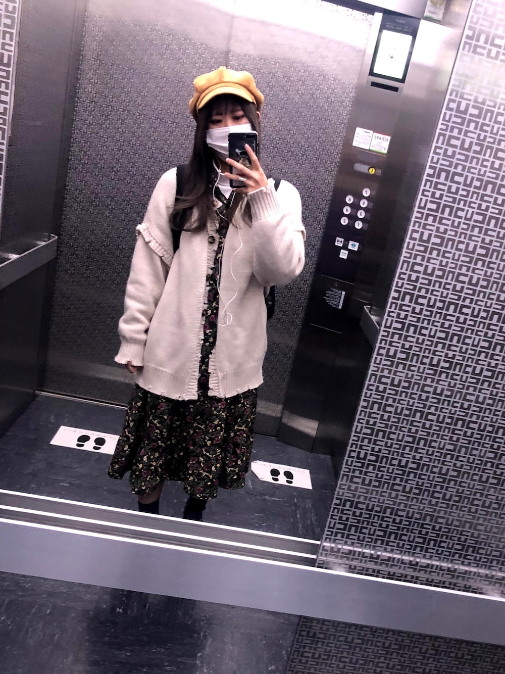 「ワンピース、ダメージニット、２ＷＡＹ、ショートブーツ、キャスケット、fifth」｜「GRLの前後2Wayルーズダメージニット（ニット/セーター、ホワイト系）」を使った、Yunaさん（レディース・160cm）の春コーディネートの1枚目の写真