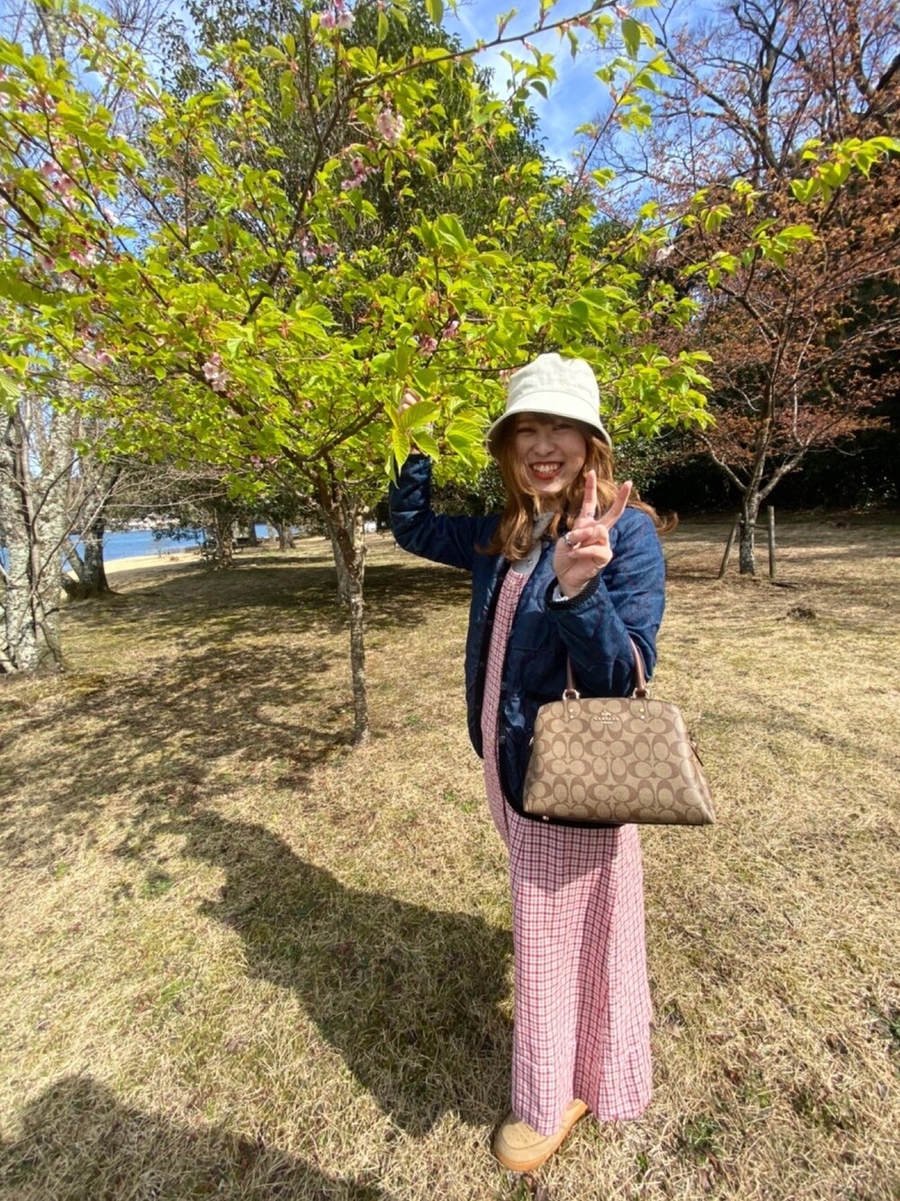 「赤チェック、ワンピース、デニムブルゾン、バケットハット、ボストンバッグ、コーチ(COACH)、ナイキ、エアフォースワン、AIR FORCE 1、春」｜「WEGOのWEGO/フリンジバケットハット（ハット、ホワイト系）」を使った、Yunaさん（レディース・160cm）の春コーディネートの1枚目の写真