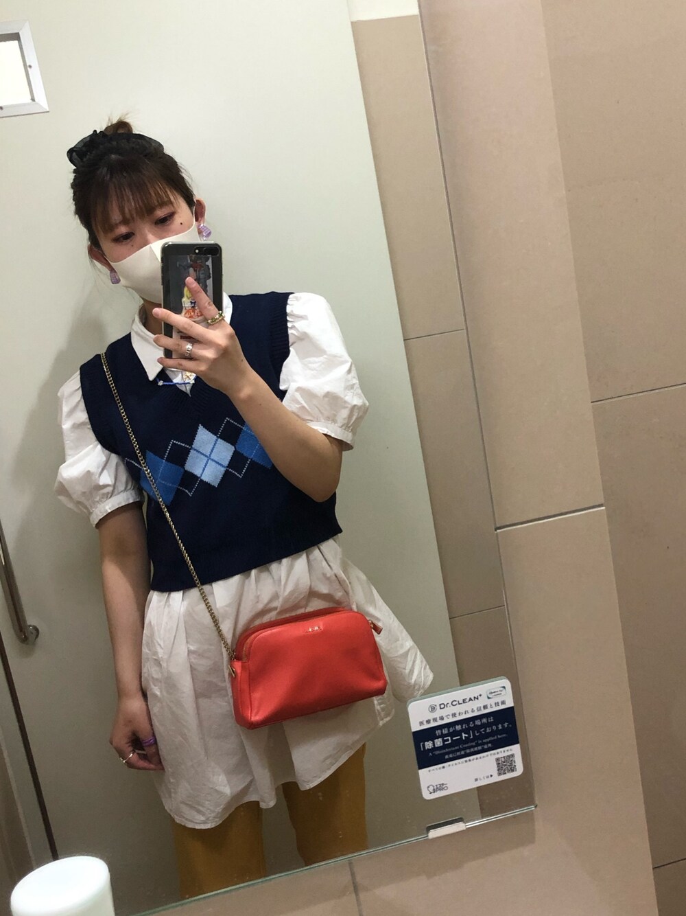 「韓国ファッション、ベスト、shein、furla、シュシュ、ギンガムチェック、シャツワンピ」｜「sheinのアイテム（ベスト、ブルー系）」を使った、Yunaさん（レディース・160cm）の春コーディネートの1枚目の写真