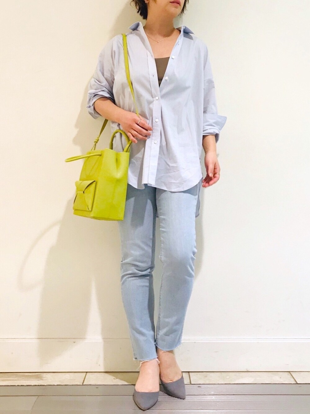「シンプル、春コーデ、オトナ女子、大人コーデ、パンツスタイル、デニム、デニムパンツ、きれいめカジュアル、シャツスタイル、春」｜「RIVE DROITEのテイストを問わず活躍してくれる　ワイドタイプライターシャツ（無地）（シャツ/ブラウス、ブルー系）」を使った、yu_kaさん（レディース・158cm）の冬コーディネートの1枚目の写真