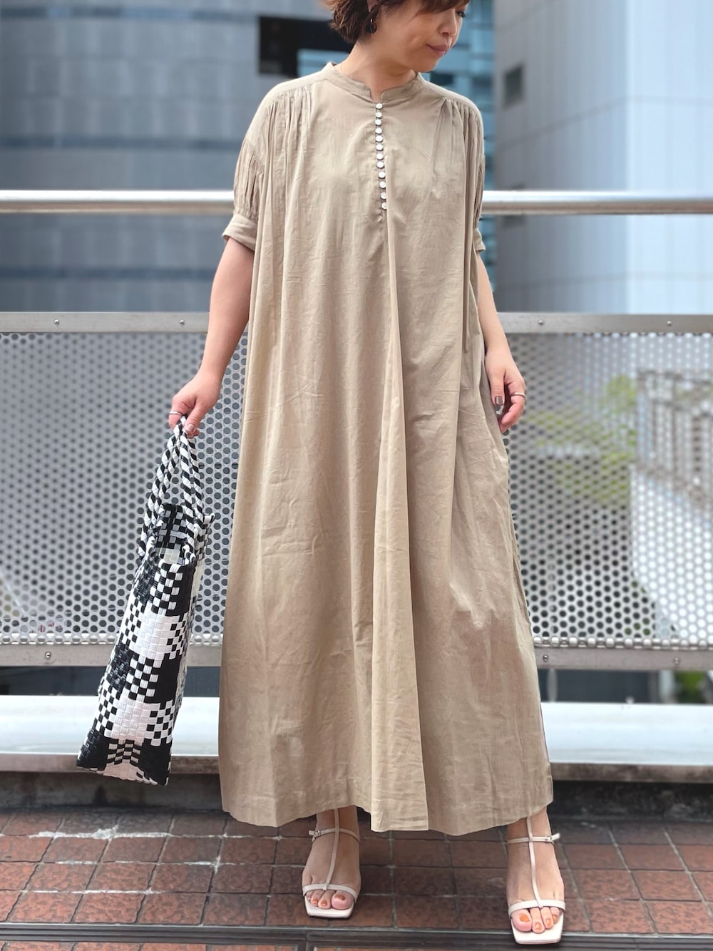 「春、大人カジュアル、ロングワンピース、リラックススタイル、オトナ女子、夏コーデ、ワンピース、ベージュ、夏、リヴドロワ」｜「RIVE DROITEの初夏らしい軽やかな一枚　ボイルギャザーワンピース（ワンピース、ベージュ系）」を使った、yu_kaさん（レディース・158cm）の春コーディネートの1枚目の写真
