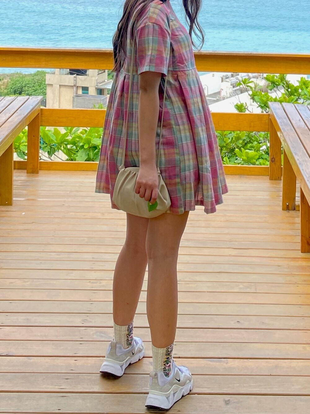 「夏、oversize」｜「5のアイテム（ショルダーバッグ、ベージュ系）」を使った、邱郁臻さん（レディース・161cm）の秋コーディネートの1枚目の写真