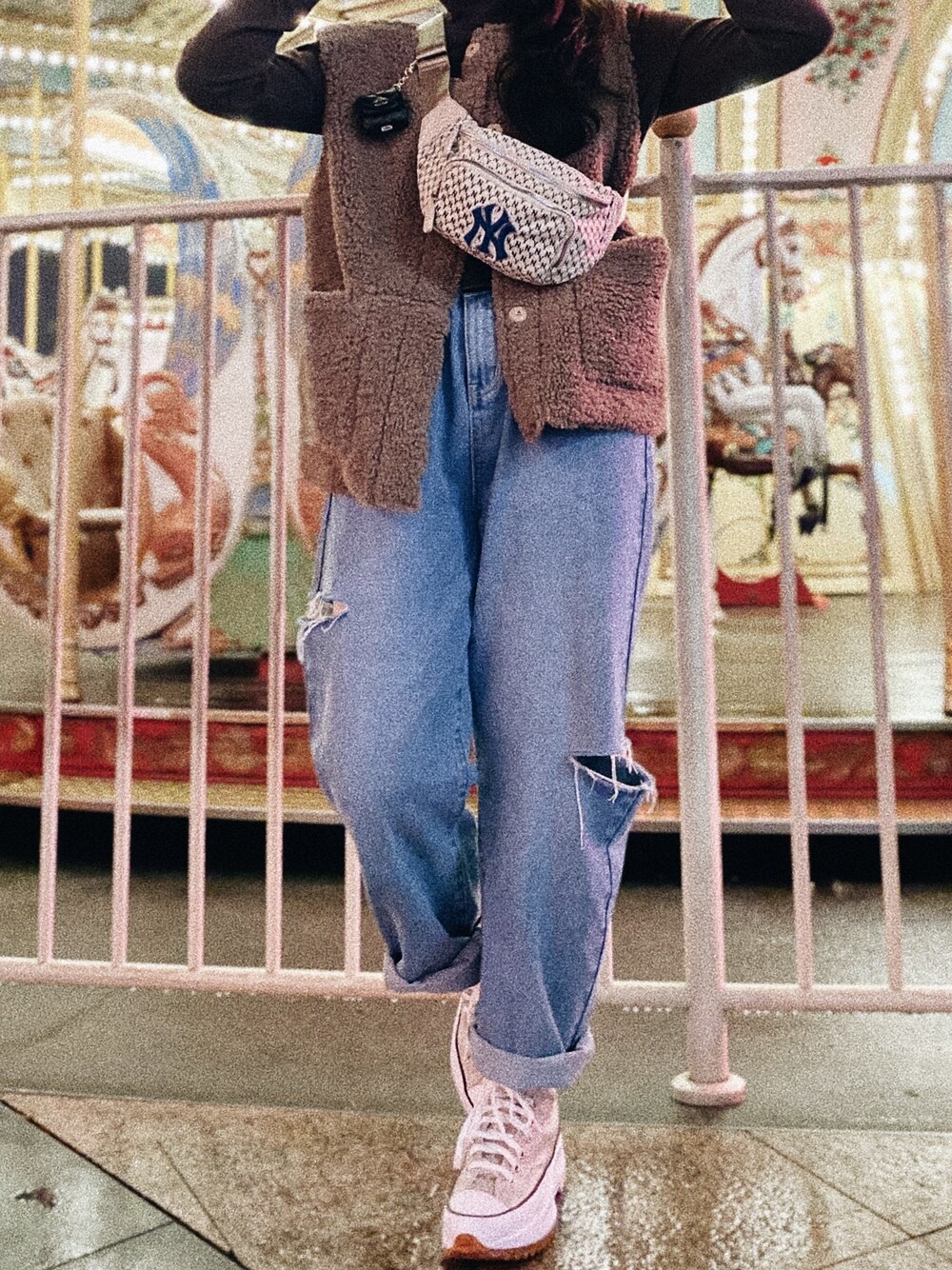 「CONVERSEのアイテム（シューズ、ベージュ系）」を使った、邱郁臻さん（レディース・161cm）の冬コーディネートの1枚目の写真