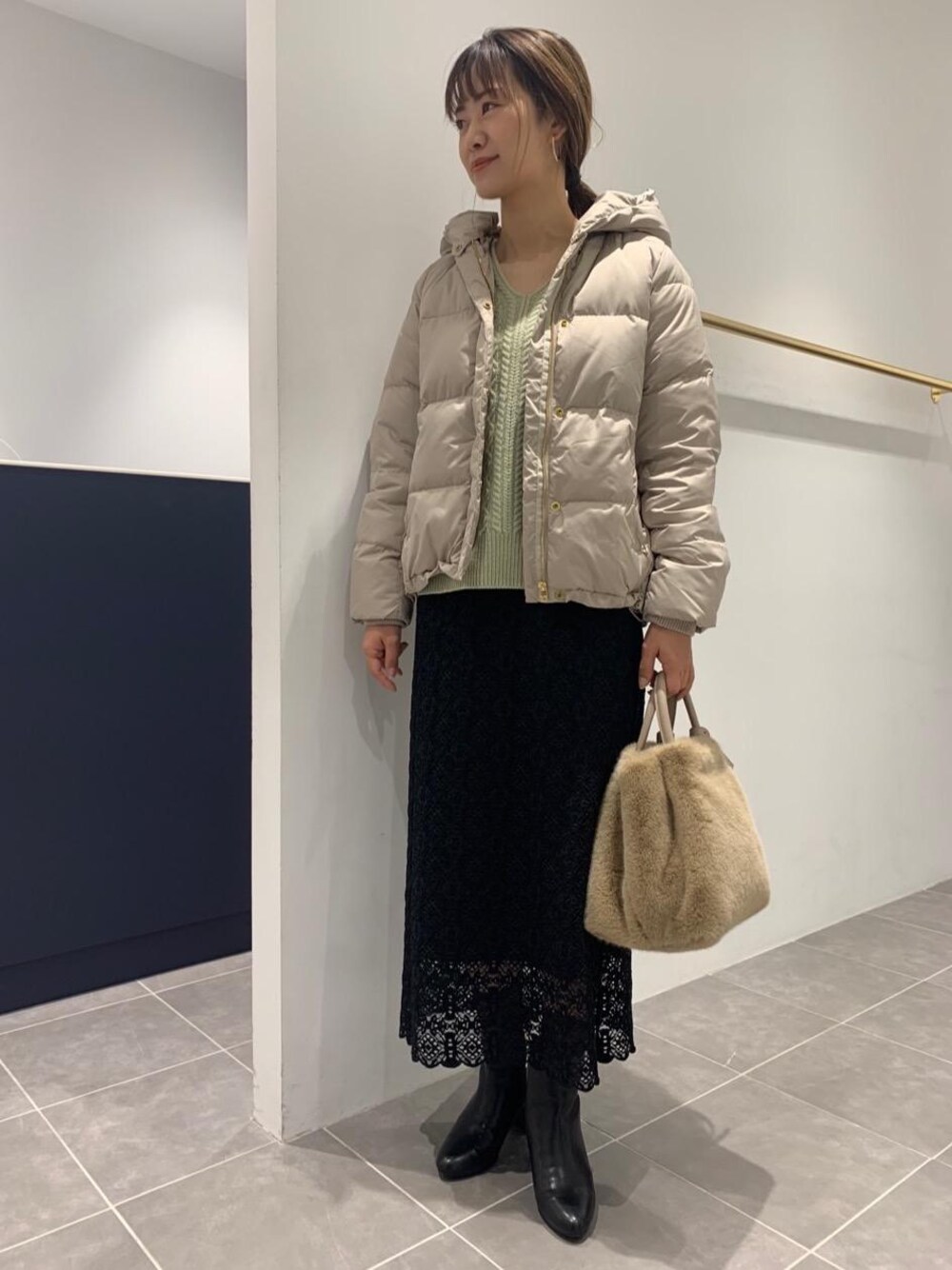 「大人カジュアル、casual、一押しのアウタースタイル」｜「green label relaxingの◆CFC ハッスイ エアリー ダウン ショート コート（ダウンジャケット/コート、ベージュ系）」を使った、Tsuji_aさん（レディース・159cm）の冬コーディネートの1枚目の写真