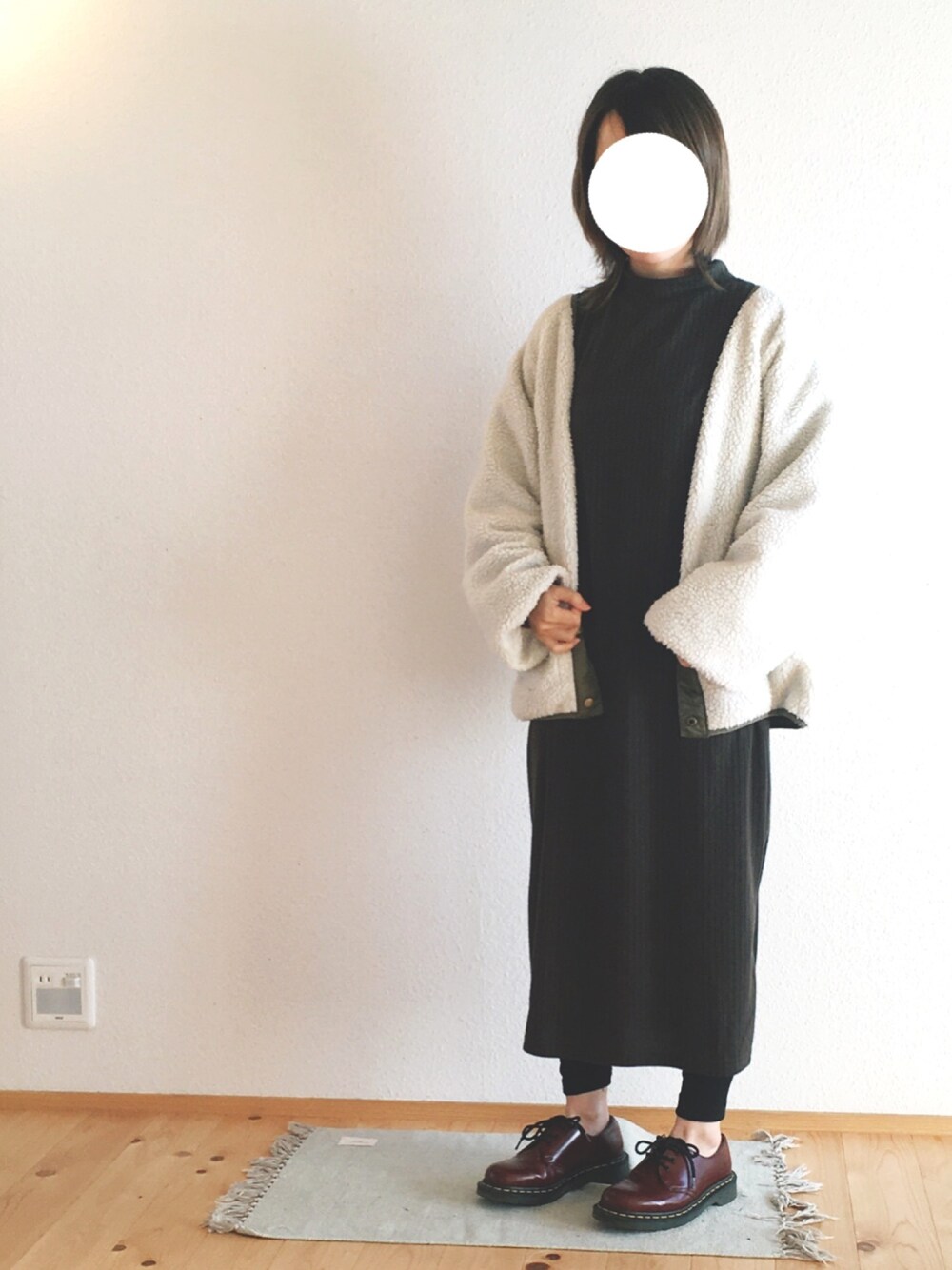 グリーン系のMA-1、グリーン系のワンピース、レッド系のドレスシューズを着用したレディースの秋コーディネートの1枚目の写真