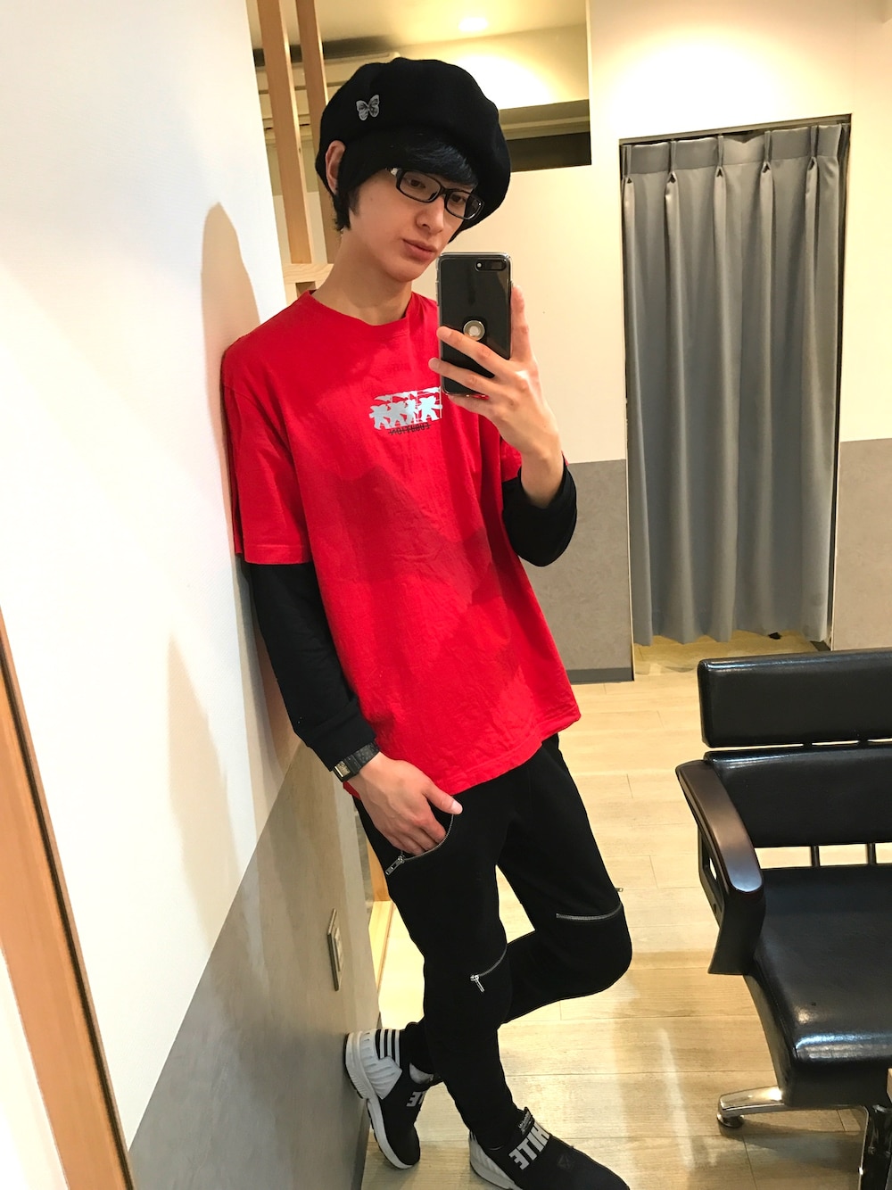 「ベレー帽、ベレー帽×メガネ、めがね、休日スタイル、メガネ男子、黒縁メガネ、赤、ビックT、スニーカー、美容師」｜「GOTCHAのアイテム（Tシャツ/カットソー、レッド系）」を使った、宮下雅人   さん（メンズ・183cm）の冬コーディネートの1枚目の写真