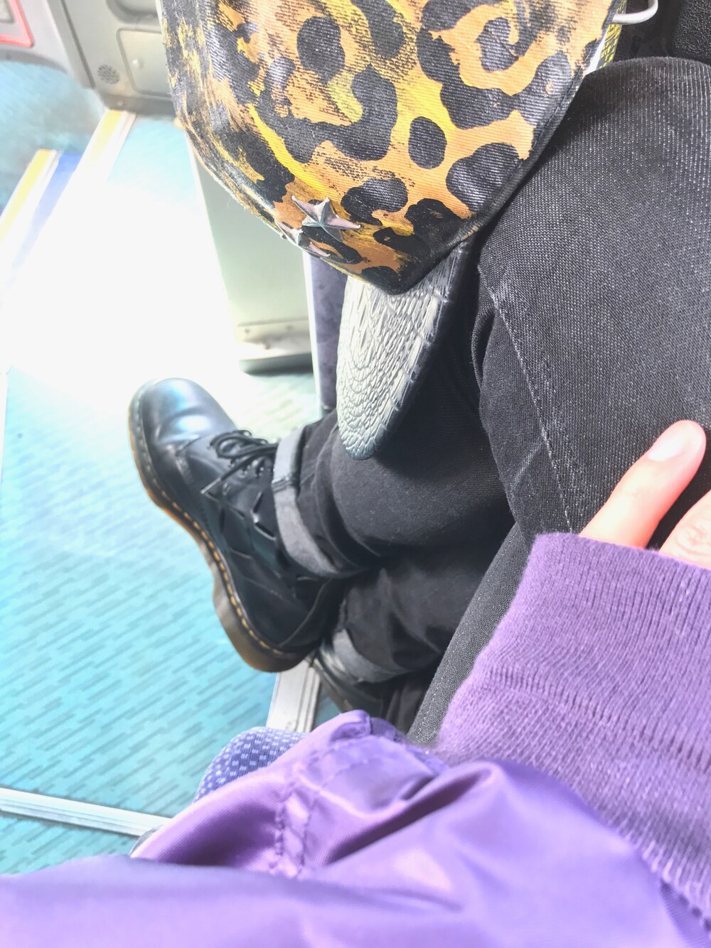 「ootd、休日スタイル、ストリート、スキニーデニム、黒スキニー、ロールアップ、ドクターマーチン、Dr.Martens、ビッグシルエット、MA-1」｜「Dr. Martensのアイテム（ブーツ、ブラック系）」を使った、宮下雅人   さん（メンズ・183cm）の春コーディネートの1枚目の写真