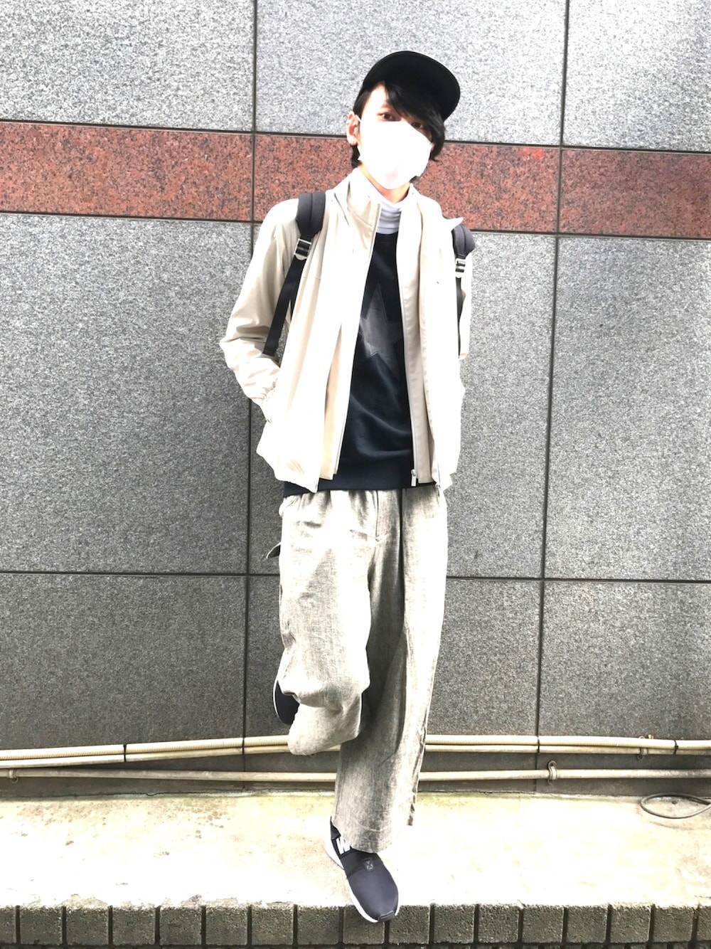 「ラフ、ラクチンコーデ、スニーカーコーデ、キャップ、ナイロンジャケット、ワイドパンツ、スニーカー、アディダス、星柄、リュック」｜「DIESELの00SW280HAOB（スウェット、ブラック系）」を使った、宮下雅人   さん（メンズ・183cm）の春コーディネートの1枚目の写真