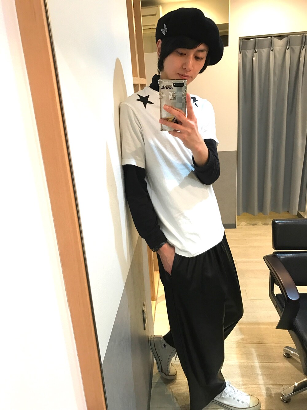 「モノトーン、白黒、スニーカーコーデ、ベレー帽、星柄、白Tシャツ、ワイドパンツ、コンバース、スニーカー、白スニーカー」｜「L.H.PのAZIONE×LHP/アジオネ×エルエイチピー/StarPrint T-Shirts <6016166>（Tシャツ/カットソー、ホワイト系）」を使った、宮下雅人   さん（メンズ・183cm）の春コーディネートの1枚目の写真