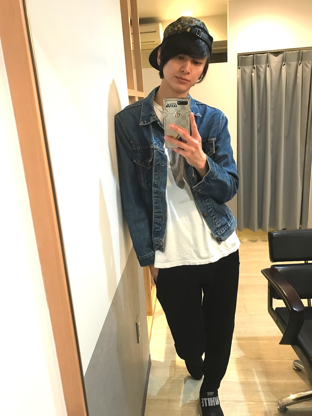 「休日スタイル、ストリート、ラクチンコーデ、キャップ、Gジャン、ジージャン、UNIQLO、スウェット、スウェットパンツ、スニーカー」｜「BEAMSのアイテム（Tシャツ/カットソー、ホワイト系）」を使った、宮下雅人   さん（メンズ・183cm）の春コーディネートの1枚目の写真