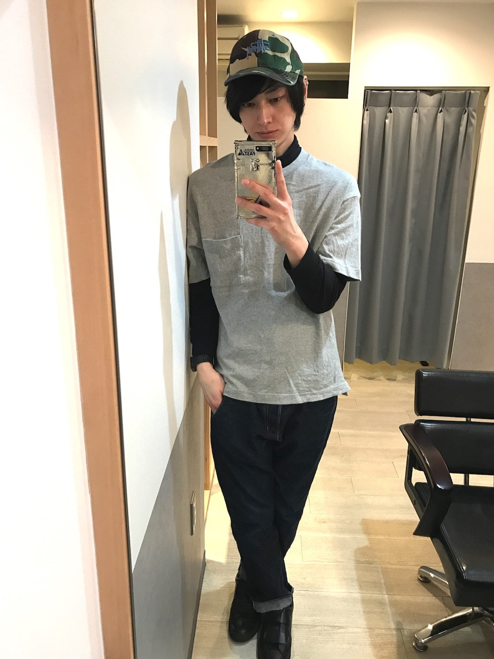 「シンプルコーデ、ゆるコーデ、スニーカーコーデ、ラフ、迷彩、キャップ、ユニクロ、UNIQLO、デニム、スニーカー」｜「UNIQLOのMEN ビッグシルエットポケ付きT（半袖）（Tシャツ/カットソー、グレー系）」を使った、宮下雅人   さん（メンズ・183cm）の春コーディネートの1枚目の写真