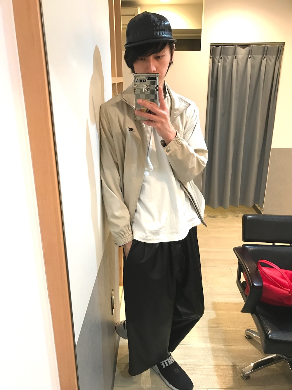 「スニーカーコーデ、春、キャップ、ナイロンジャケット、UNIQLO、ビッグシルエット、Tシャツ、burberry、スニーカー、adidas」｜「UNIQLOのMEN ビッグシルエットポケ付きT（半袖）（Tシャツ/カットソー、ホワイト系）」を使った、宮下雅人   さん（メンズ・183cm）の春コーディネートの1枚目の写真