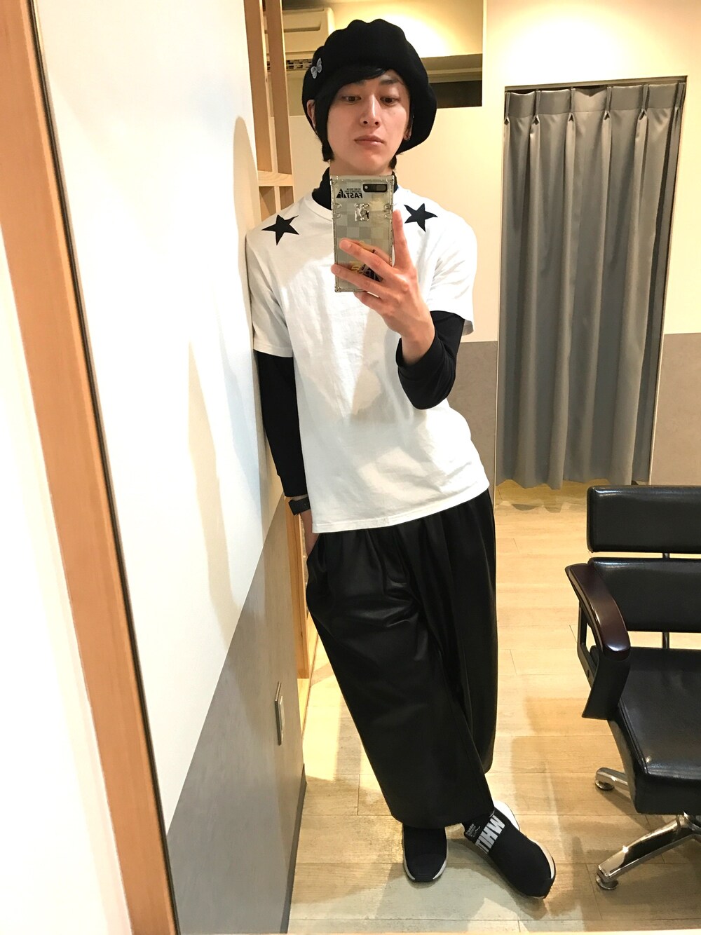 「ootd、ゆるコーデ、モノトーンコーデ、スニーカーコーデ、ビッグシルエット、ベレー帽、白Tシャツ、星柄、ワイドパンツ、スニーカー」｜「L.H.PのAZIONE×LHP/アジオネ×エルエイチピー/StarPrint T-Shirts <6016166>（Tシャツ/カットソー、ホワイト系）」を使った、宮下雅人   さん（メンズ・183cm）の春コーディネートの1枚目の写真