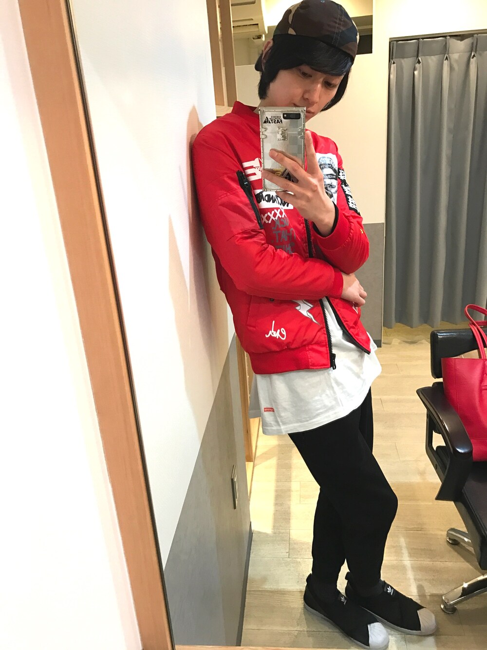 「春コーデ、スニーカーコーデ、ミリタリー、キャップ、キャップ後ろかぶり、MA-1、ビッグシルエット、ビッグT、supreme、スニーカー」｜「HANLYJのアイテム（ブルゾン、レッド系）」を使った、宮下雅人   さん（メンズ・183cm）の春コーディネートの1枚目の写真