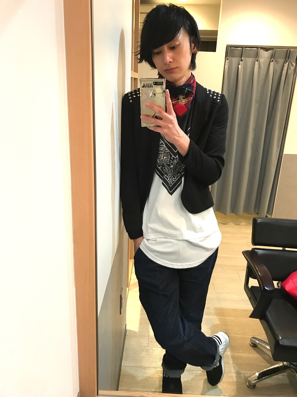 「春、春コーデ、punk、スカーフ、スタッズ、ジャケット、デニム、デニムパンツ、スニーカー、スニーカーコーデ」｜「H&Mのアイテム（テーラードジャケット、ブラック系）」を使った、宮下雅人   さん（メンズ・183cm）の春コーディネートの1枚目の写真