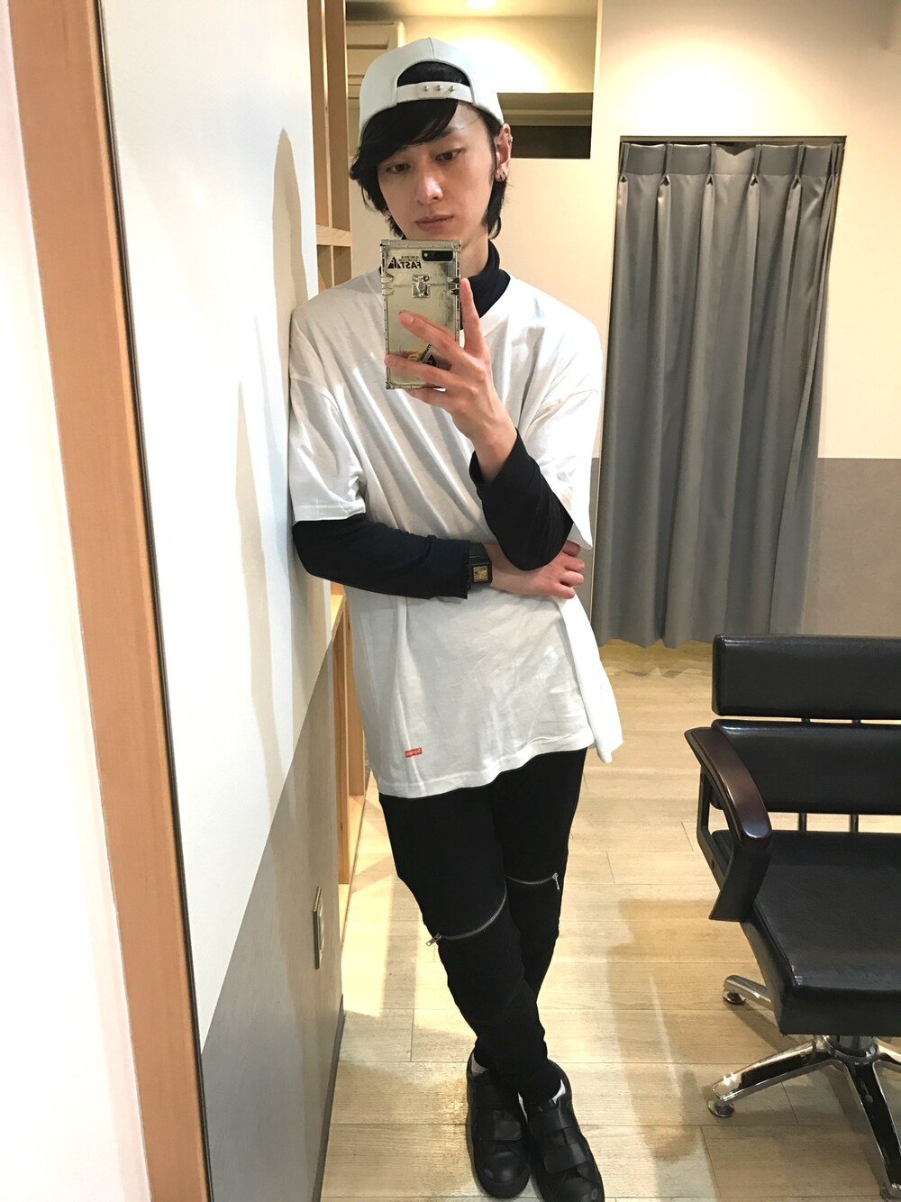 「はるコーデ、モノトーン、ストリート、ストリートMIX、キャップ、オーバーサイズ、ビックシルエット、Tシャツ、スウェットパンツ、スニーカー」｜「Supreme のアイテム（Tシャツ/カットソー、ホワイト系）」を使った、宮下雅人   さん（メンズ・183cm）の春コーディネートの1枚目の写真