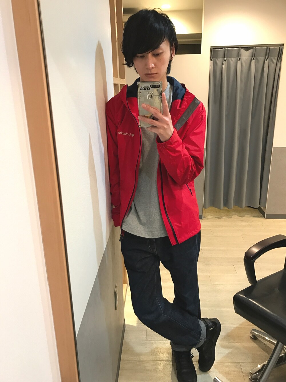 「ootd、雨の日コーデ、マウンテンパーカー、赤、ビッグシルエット、Tシャツ、デニム、adidas、スニーカー、ハイカットスニーカー」｜「Columbiaのレイクパウエルジャケット（マウンテンパーカー、レッド系）」を使った、宮下雅人   さん（メンズ・183cm）の春コーディネートの1枚目の写真