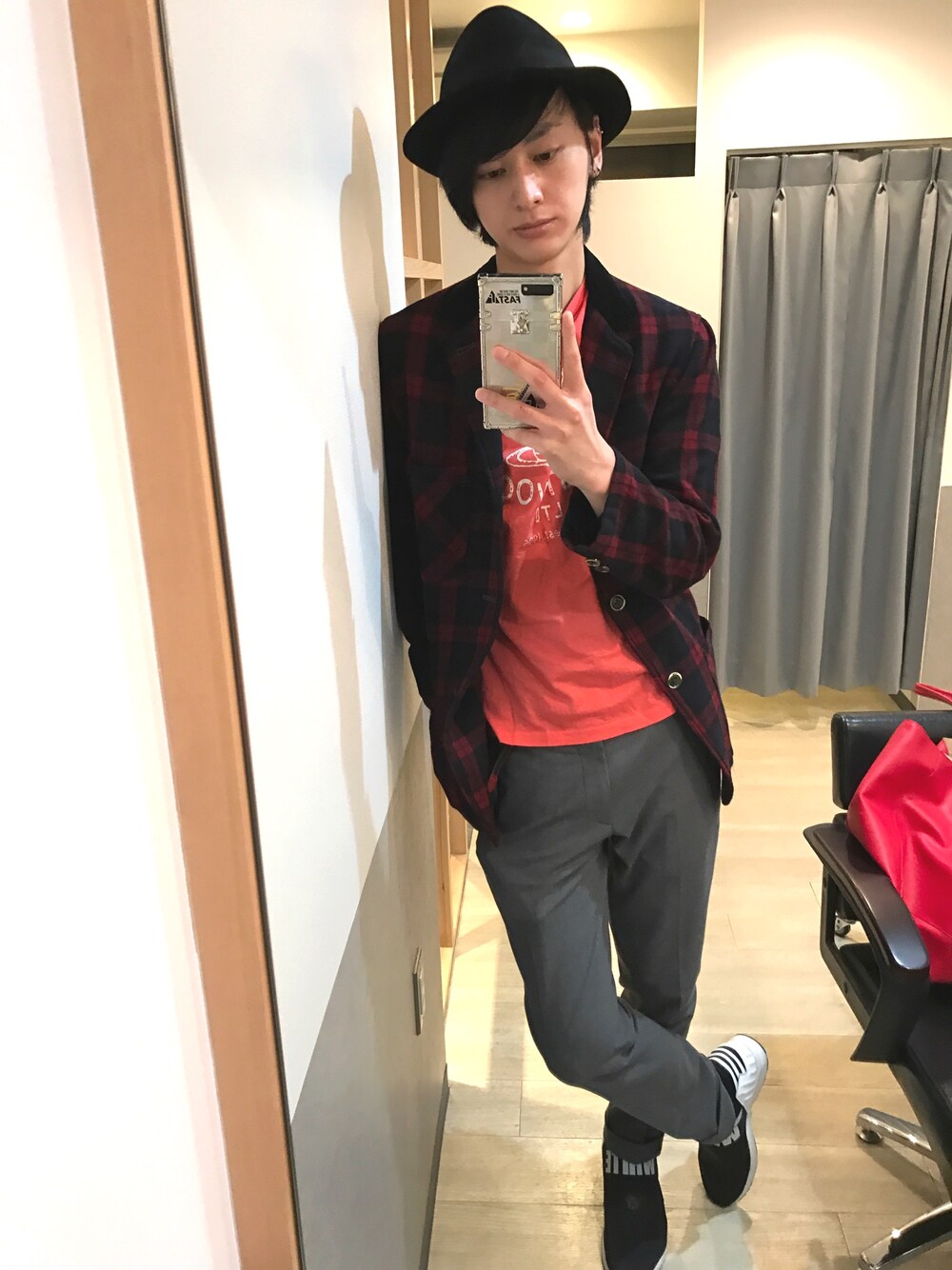 「ootd、カジュアルコーデ、スニーカーコーデ、ハット、ジャケット、チェック、赤チェック、ピンク、Tシャツ、スニーカー」｜「Vivienne Westwood MANのアイテム（Tシャツ/カットソー、ピンク系）」を使った、宮下雅人   さん（メンズ・183cm）の春コーディネートの1枚目の写真