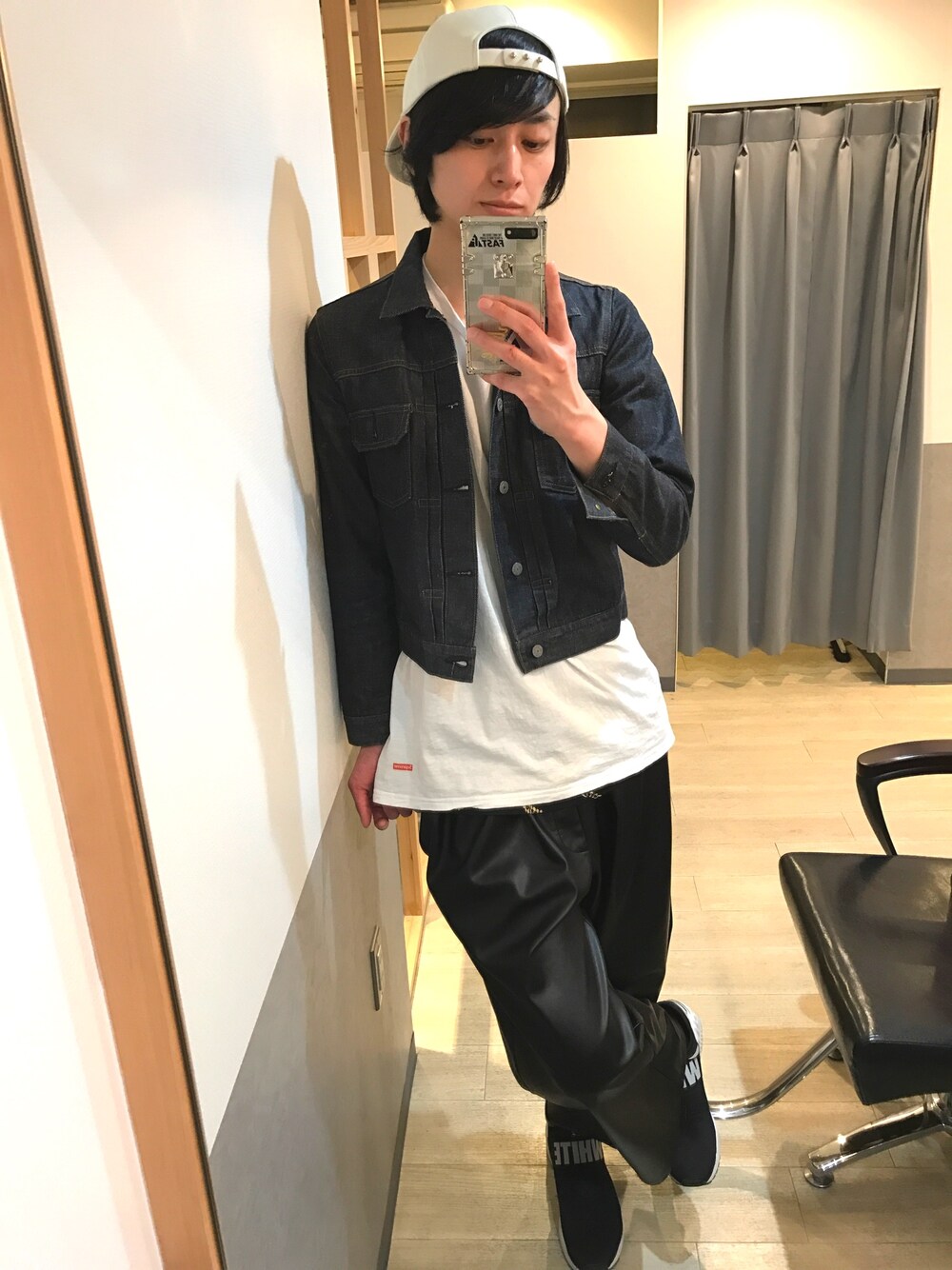 「はるコーデ、street、キャップ、デニムジャケット、supreme、ビッグT、Tシャツ、ワイドパンツ、スニーカー、スニーカーコーデ」｜「Sweet Camelのアイテム（デニムジャケット、ブルー系）」を使った、宮下雅人   さん（メンズ・183cm）の春コーディネートの1枚目の写真