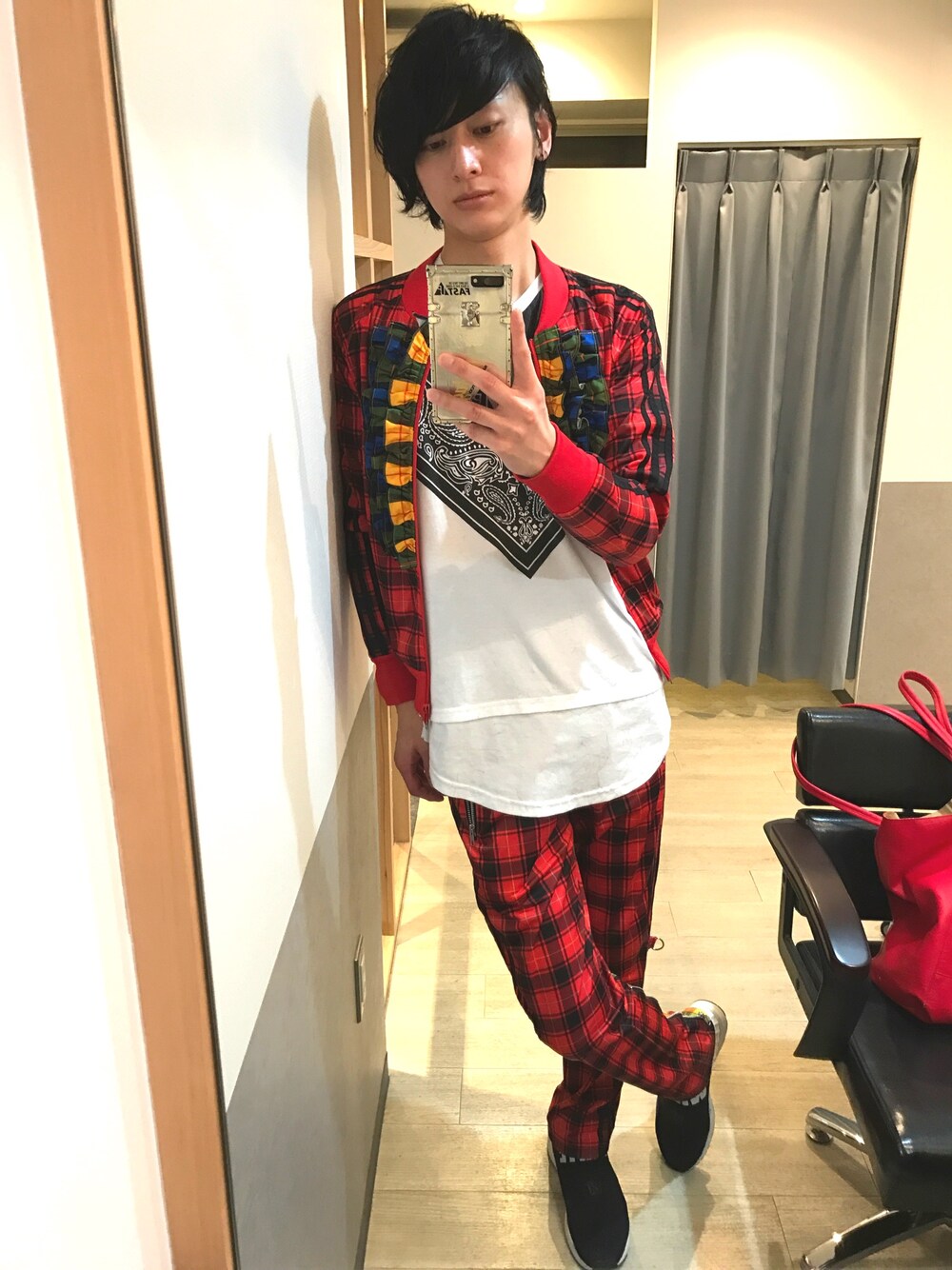 「はるコーデ、スニーカーコーデ、adidas、adidas Originals by JEREMY SCOTT、セットアップ、チェック、フリル、ジャージ、チェックパンツ、スニーカー」｜「wisdomのwisdom/バンダナ00T（Tシャツ/カットソー、ホワイト系）」を使った、宮下雅人   さん（メンズ・183cm）の春コーディネートの1枚目の写真