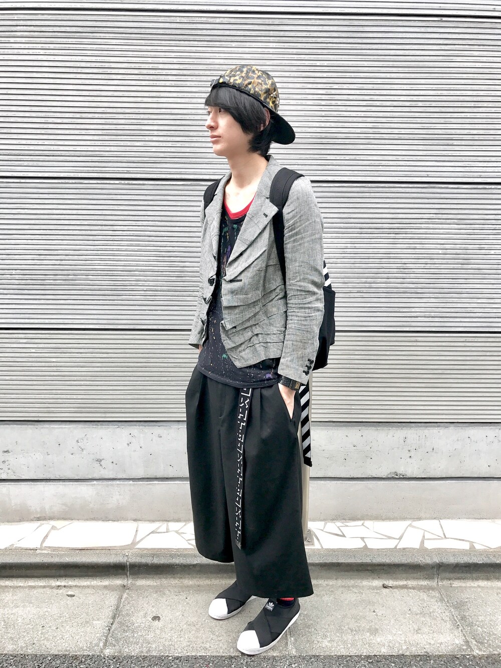 「休日スタイル、春コーデ、スニーカーコーデ、キャップ、キャップ後ろかぶり、ジャケット、ガウチョパンツ、ガチャベルト、スニーカー、リュック」｜「UNIQLOのWOMEN ドレープガウチョパンツ（ハイライズ）（その他パンツ、ブラック系）」を使った、宮下雅人   さん（メンズ・183cm）の春コーディネートの1枚目の写真