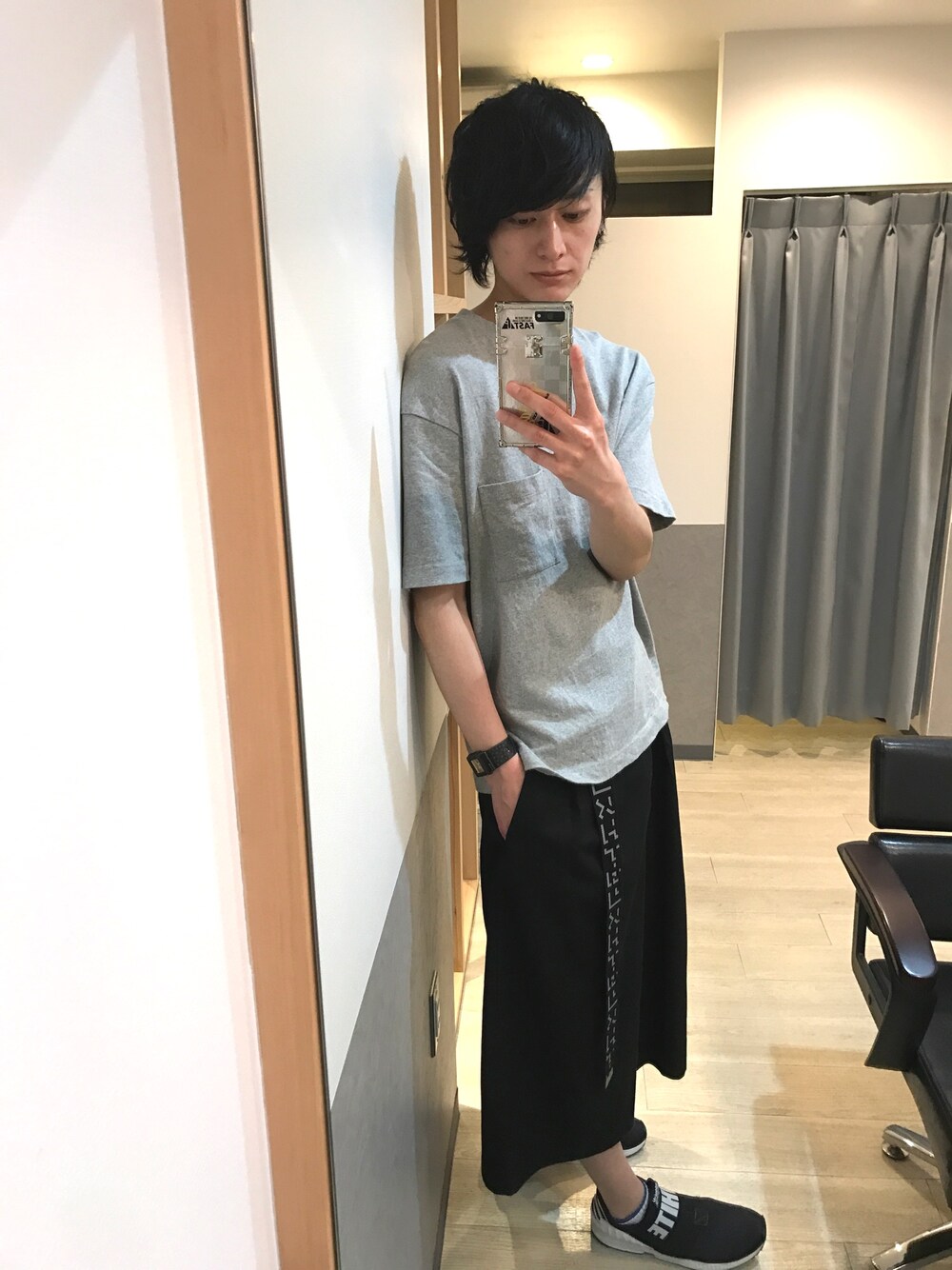 「きれいめカジュアル、スポーツミックス、スニーカーコーデ、ユニクロ、ビッグシルエット、Tシャツ、ガウチョパンツ、ETHOSENS、ガチャベルト、スニーカー」｜「UNIQLOのMEN ビッグシルエットポケ付きT（半袖）（Tシャツ/カットソー、グレー系）」を使った、宮下雅人   さん（メンズ・183cm）の春コーディネートの1枚目の写真